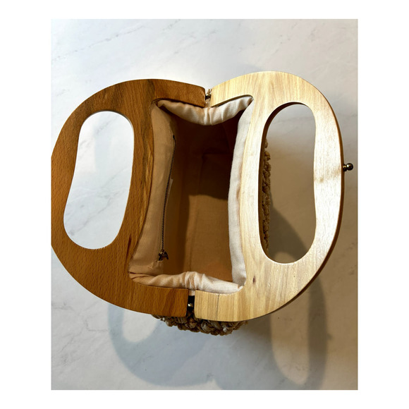 Vintage Excellent Condition Beige Woven Raffia Bag Wood Handle, Gold Clasp - Picture 7 of 7